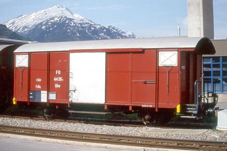 FO - Gbv 4435s am 28.05.1992 in ANDERMATT - GTERWAGEN gedeckt - 1 offene Plattform - Baujahr 1964 - JMR - Gewicht 8,76t - Zuladung 15,00t - LP 9,14m - zulssige Geschwindigkeit km/h 65 - 3=13.07.1990 - Lebenslauf: ex Ks 4435 - 1969 Gbv 4435s - 1996 Velowagen mit Vollwerbung - 2003 MGB - Hinweis: die Gterwagenserie bestand aus 12 Wagen mit den Betriebsnummern 4433s - 4444s fr den EMD.
