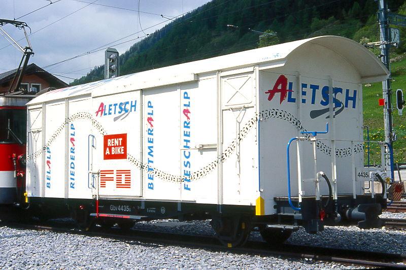 FO - Gbv 4435s am 24.05.1997 in OBERWALD - VELOWAGEN gedeckt - 1 offene Plattform - Baujahr 1964 - JMR - Gewicht 8,76t - Zuladung 15,00t - LP 9,14m - zulssige Geschwindigkeit km/h 65 - 1=11.10.1994 - Lebenslauf: ex Ks 4435 - 1969 Gbv 4435s - 1996 Velowagen mit Vollwerbung - 2003 MGB - Hinweis: die Gterwagenserie bestand aus 12 Wagen mit den Betriebsnummern 4433s - 4444s fr den EMD.
