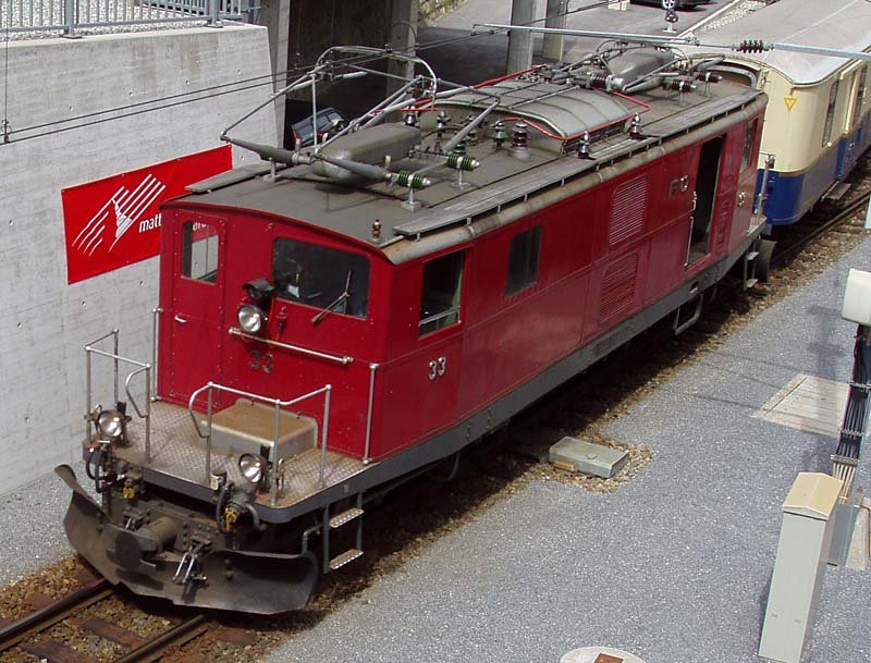 FO HGe 4/4 I Nr. 33 mit Pullmannwagen, Bahnhofausfahrt Disentis Richtung Andermatt, 30. Mai 2003
