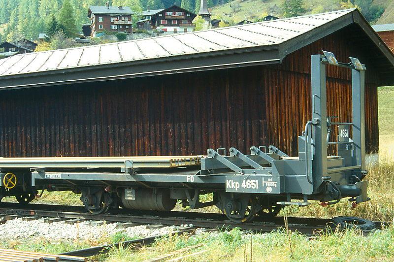 FO - Kkp 4651 am 11.10.1996 in BIEL - SCHIENENTRANSPORTENDWAGEN - 1 offene Plattform - Baujahr 1914 - LYON/FO - Gewicht 6,40t - Zuladung 10,00t - LP 7,40m - zulssige Geschwindigkeit km/h 60 - 1=02.02.1996 - Lebenslauf: exBFD L 502 - 1925 FO L 502 - 1959 L 4502 - 1969 Lkb 4720 - 1989 Kkp 4651 - 2003 MGB - Hinweis: Die Gterwagenserie bestand 1914 aus 10 Wagen mit den Betriebsnummern L 501 - 510.
