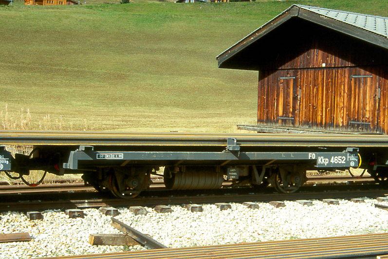 FO - Kkp 4652 am 11.10.1996 in BIEL - SCHIENENTRANSPORTWAGEN - Baujahr 1914 - LYON/FO - Gewicht 5,30t - Zuladung 10,00t - LP 7,04m - zulssige Geschwindigkeit km/h 60 - 1=01.12.1996 - Lebenslauf: exBFD K 405 - 1925 FO K 405 - 1959 K 4415 - 1969 Gkv 4415 - 26.08.1988 Kkp 4652 - 2003 MGB - Hinweis: Untergestell stammt aus Gterwagenserie von 1914 von ehemals 10 Wagen mit den Betriebsnummern K 401 - 410.

