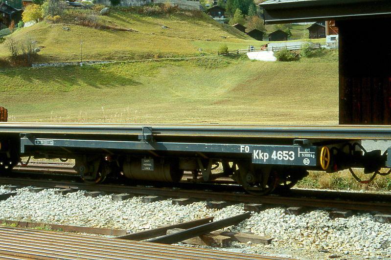 FO - Kkp 4653 am 11.10.1996 in BIEL - SCHIENENTRANSPORTWAGEN - Baujahr 1914 - LYON/FO - Gewicht 5,30t - Zuladung 10,00t - LP 7,04m - zulssige Geschwindigkeit km/h 60 - 1=22.01.1996 - Lebenslauf: exBFD L 505 - 1925 FO L 505 - 1959 L 4505 - 1969 Lbk 4722 - 08/1988 Kkp 4653 - 2003 MGB - Hinweis: Untergestell stammt aus Gterwagenserie von 1914 von ehemals 10 Wagen mit den Betriebsnummern L 501 - 510.

