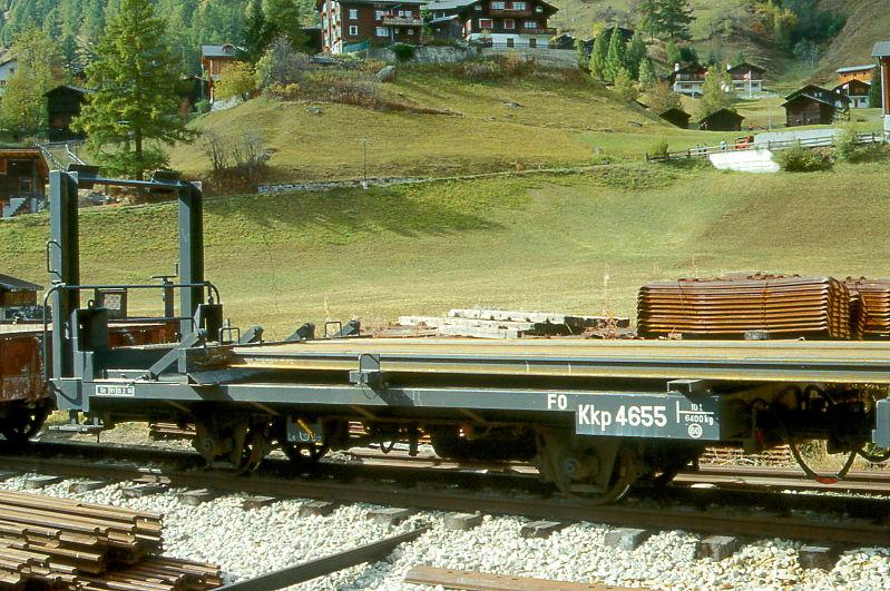 FO - Kkp 4655 am 11.10.1996 in BIEL - SCHIENENTRANSPORTENDWAGEN - 1 offene Plattforn - Baujahr 1914 - LYON/FO - Gewicht 6,40t - Zuladung 10,00t - LP 7,40m - zulssige Geschwindigkeit km/h 60 - 1=15.02.1996 - Lebenslauf: exBFD L 503 - 1925 FO L 503 - 1959 L 4503 - 1969 Lbk 4721 - 01/1989 Kkp 4655 - 2003 MGB - Hinweis: Untergestell stammt aus Gterwagenserie von 1914 von ehemals 10 Wagen mit den Betriebsnummern L 501 - 510.
