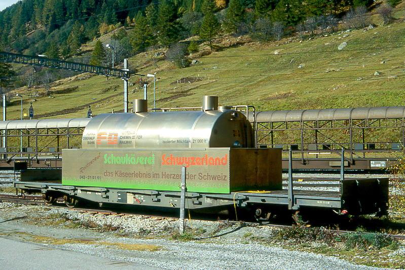 FO - R-w 4791s am 10.10.1996 in OBERWALD - RUNGENWAGEN fr MILCHTRANSPORTE - 1 offene Plattform - Baujahr 1967 - JMR/FO - Gewicht 14,80t - Zuladung 35,00t - LP 16,14m - zulssige Geschwindigkeit km/h 80/B - 1=11.06.1992 - Lebenslauf: : 12/1993 isolierter Milchtank 21000l mit Werbung SCHAUKSEREI SCHWYZERLAND - 2003 MGB
