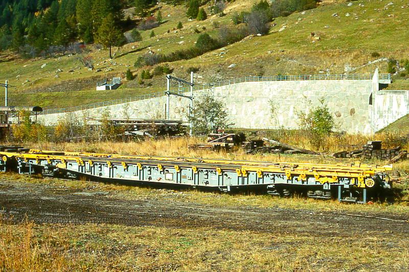 FO - Rwv 4796s am 10.10.1996 in OBERWALD - TRANSPORTWAGEN mit seitlichen Laufschienen - 1 offene Plattform - Baujahr 1983 - JMR - Gewicht 16,50t - Zuladung 33,50t - LP 16,54m - zulssige Geschwindigkeit km/h 80/B - 2=07.09.1992 - Hinweis: Die Fahrzeugserie besteht aus 4 Wagen mit den Betriebsnummern 4795 - 4798. 
