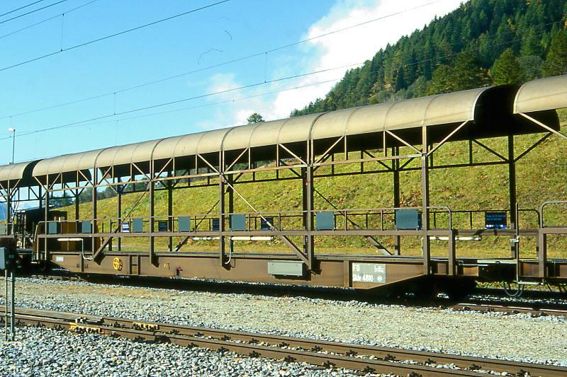 FO - Sklv 4816 am 10.10.1996 in OBERWALD - AUTOVERLADEWAGEN mit Dach fr Furkatunnel - Baujahr 1980 - SWS/SWP - Gewicht 21,40t - Zuladung 16,00t - LP 20,90m - zulssige Geschwindigkeit km/h 90 - 3=29.07.1996 - druckluftgebremst - Hinweis: Die Fahrzeugserie besteht aus 12 Wagen mit den Betriebsnummern 4811 - 4822.
