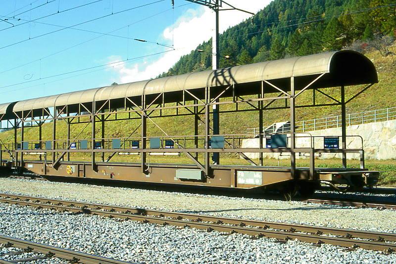 FO - Sklv 4818 am 10.10.1996 in OBERWALD - AUTOVERLADEWAGEN mit Dach fr Furkatunnel - Baujahr 1980 - SWS/SWP - Gewicht 21,40t - Zuladung 16,00t - LP 20,90m - zulssige Geschwindigkeit km/h 90 - 3=26.08.1996 - druckluftgebremst - Hinweis: Die Fahrzeugserie besteht aus 12 Wagen mit den Betriebsnummern 4811 - 4822.
