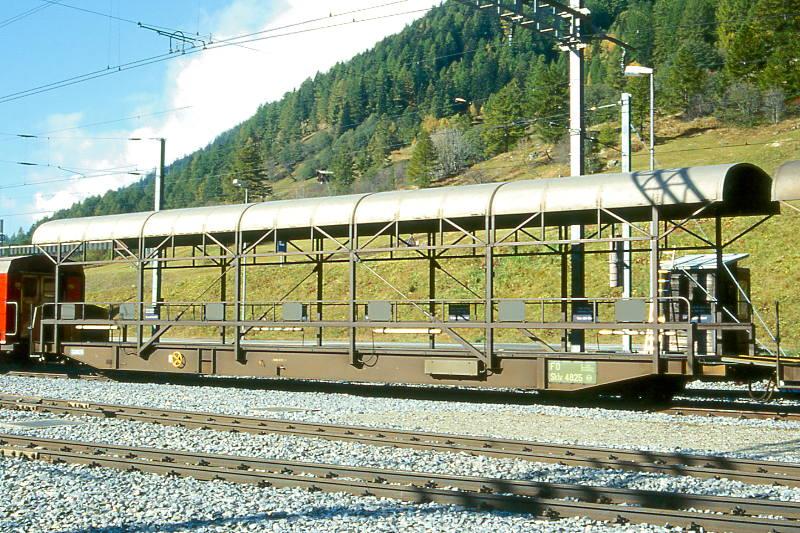 FO - Sklv 4825 am 10.10.1996 in OBERWALD - AUTOVERLADEWAGEN mit Dach fr Furkatunnel - Baujahr 1984 - SWP/SIG - Gewicht 21,40t - Zuladung 20,00t - LP 20,90m - zulssige Geschwindigkeit km/h 90 - 3=08.02.1996 - druckluftgebremst - Hinweis: Die nachgelieferte Fahrzeugserie besteht aus 5 Wagen mit den Betriebsnummern 4823 - 4827.
