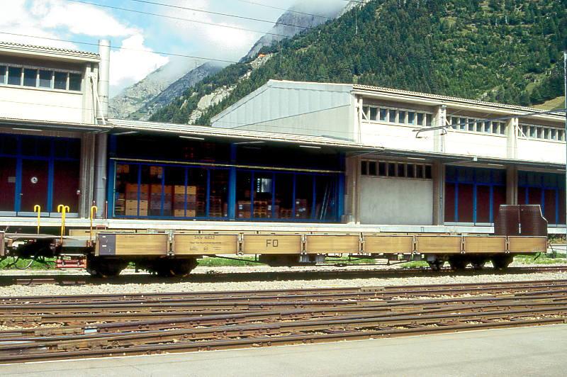 FO - Sklv 4832 am 25.08.1996 in ANDERMATT - AUTOVERLADEWAGEN f�r Oberalppass - Untergestell Baujahr 1914 - SIG/RhB - Gewicht 10,99t - Zuladung 5,50t - L�P 16,44m - zul�ssige Geschwindigkeit km/h 60 - �1=25.01.1991 - Lebenslauf: ex BFD BC4 155 - 1957 FO BC4 155 - 1959 AB 4126 - 11/1982 Skl 4852 - 12/1982 Skl 4832 10/1984 Sklv 4832 - Hinweis: Die Fahrzeugserie besteht aus 6 �hnlichen Wagen mit den Betriebsnummern 4831 - 4836.
