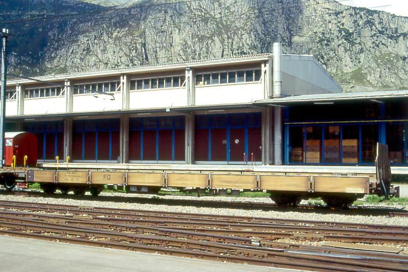 FO - Sklv 4832 am 25.08.1996 in ANDERMATT - AUTOVERLADEWAGEN f�r Oberalppass - Untergestell Baujahr 1914 - SIG/RhB - Gewicht 10,99t - Zuladung 5,50t - L�P 16,44m - zul�ssige Geschwindigkeit km/h 60 - �1=25.01.1991 - Lebenslauf: ex BFD BC4 155 - 1957 FO BC4 155 - 1959 AB 4126 - 11/1982 Skl 4852 - 12/1982 Skl 4832 10/1984 Sklv 4832 - Hinweis: Die Fahrzeugserie besteht aus 6 �hnlichen Wagen mit den Betriebsnummern 4831 - 4836.
