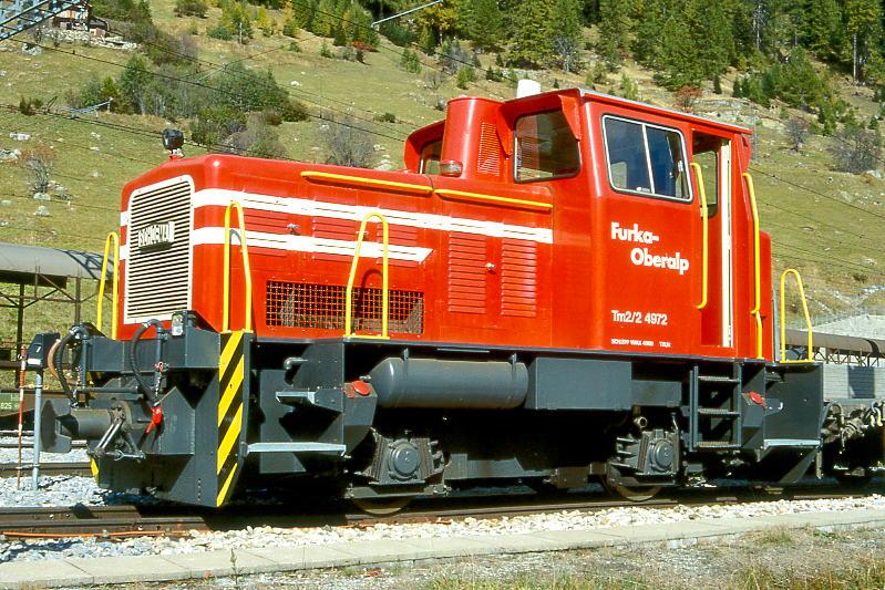 FO - Tm 2/2 4972 am 11.10.1993 in OBERWALD - Diesel-TRAKTOR fr Rangier- und Bauzugdienst ohne Zahnrad.- Baujahr 1960 - SCHOEMA2391 - Motor DEUTZ A12L714 - 170 KW - Gewicht 21,80t - LP 7,20m - zulssige Geschwindigkeit km/h 33/45geschleppt - Mutation: 1961 - 1976 als V 12 auf der Werksbahn der Alsen´schen Portlans-Cement-Fabriken Itzehoe mit Spurweite 860mm - 1976 verkauft an FO - Umspurung durch SCHOEMA in Diepholz - seither Tm 2/2 4972 - jetzt mit Rechteckscheinwerfer.
