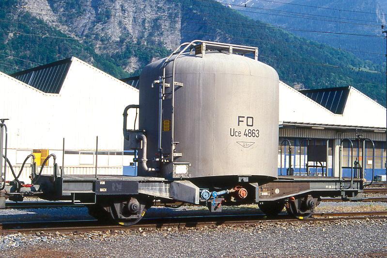 FO - Uce 4863 am 23.05.1998 in UNTERVAZ - ZEMENTSILOWAGEN - 1 offene Plattform - Baujahr 1964 - JMR/MBA - Gewicht 8,90t - Zuladung 15,00t - LP 7,75m - zulssige Geschwindigkeit km/h 65 - 3=26.03.1986 - Hinweis: Die Fahrzeugserie besteht aus 4 Wagen mit den Betriebsnummern 4863 bis 4866 - 2003 MGB Fc 4863.
