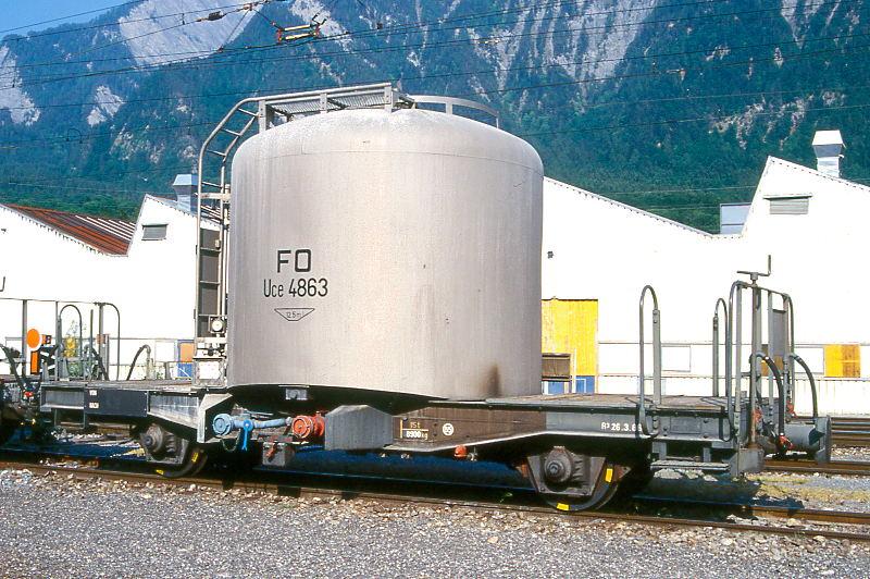 FO - Uce 4863 am 23.05.1998 in UNTERVAZ - ZEMENTSILOWAGEN - 1 offene Plattform - Baujahr 1964 - JMR/MBA - Gewicht 8,90t - Zuladung 15,00t - L�P 7,75m - zul�ssige Geschwindigkeit km/h 65 - �3=26.03.1986 - Hinweis: Die Fahrzeugserie besteht aus 4 Wagen mit den Betriebsnummern 4863 bis 4866 - 2003 MGB Fc 4863.
