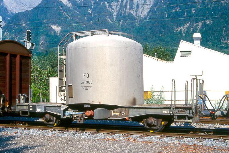 FO - Uce 4865 am 23.05.1998 in UNTERVAZ - ZEMENTSILOWAGEN - 1 offene Plattform - Baujahr 1964 - JMR/MBA - Gewicht 8,77t - Zuladung 15,00t - LP 7,75m - zulssige Geschwindigkeit km/h 65 - 3=24.02.1986 - Hinweis: Die Fahrzeugserie besteht aus 4 Wagen mit den Betriebsnummern 4863 bis 4866 - 2003 MGB Fc 4865.
