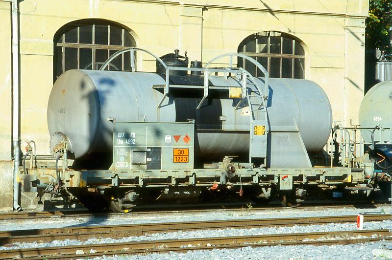 FO - Uhk 4892 am 11.10.1996 in BRIG - KESSELWAGEN - 1 offene Plattform - Baujahr 1948 - SWS/Giov - Gewicht 11,20t - Zuladung 11,80t - L�P 8,62m - zul�ssige Geschwindigkeit km/h 65 - �=01.09.1989 - Kessel 17000l - f�r OKK - Hinweis: Lebenslauf: ex P 993 - 1959 Uhk 4892 - 2003 MGB Zk 4892. Die Fahrzeugserie bestand aus 2 Wagen mit den Betriebsnummern 4891 - 4892
