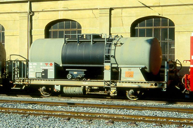 FO - Uhk 4894 am 12.10.1996 in BRIG - KESSELWAGEN - 1 offene Plattform - �bernahme 12.10.1971 - SIG/FC - Gewicht 9,15t - Zuladung 11,80t - L�P 8,72m - zul�ssige Geschwindigkeit km/h 65 - �3=07.03.1986 - Kessel 17000l - f�r OKK - Hinweis: Lebenslauf: Uhk 4894 - 2003 MGB Zk 4894. Die Fahrzeugserie bestand aus 6 Wagen mit den Betriebsnummern 4893 - 4898
