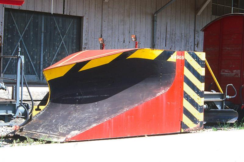 FO - X 4905 am 22.05.1997 in BRIG - SCHNEEPFLUG - Baujahr 1908 - SLM - Gewicht 14,00t - LP 5,40m - zulssige Geschwindigkeit km/h 40 - 3=15.01.1990. - Hinweis: Rumbreite 2,50m - 3,00m - Lebenslauf: ex BB X ohne Nummer - 1912 X 1001 - 1943 RhB X 31 - 1954 X 9131 - 1978 FO X 4905 - 2003 MGB.
