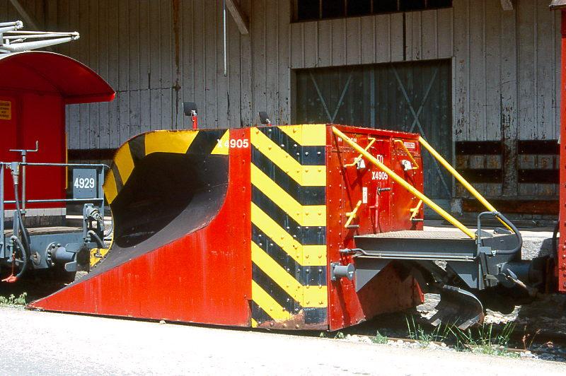 FO - X 4905 am 22.05.1997 in BRIG - SCHNEEPFLUG - Baujahr 1908 - SLM - Gewicht 14,00t - LP 5,40m - zulssige Geschwindigkeit km/h 40 - 3=15.01.1990. - Hinweis: Rumbreite 2,50m - 3,00m - Lebenslauf: ex BB X ohne Nummer - 1912 X 1001 - 1943 RhB X 31 - 1954 X 9131 - 1978 FO X 4905 - 2003 MGB.
