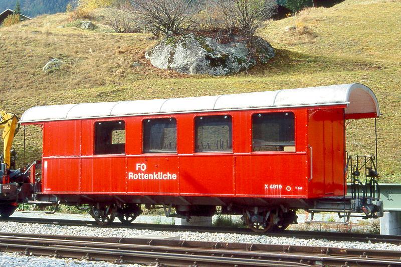 FO - X 4919 am 11.09.1996 in BIEL - ROTTENKCHENWAGEN - 2 offene Plattformen - Baujahr 1914 - SIG - Gewicht 8,50t - Zuladung 5,00t - LP 9,75m - zulssige Geschwindigkeit km/h 45 - 3=10.04.1986 - Lebenslauf: exBFD C 210 - 1925 FO C 210 - 1959 B 4203 - 1965 X 4919 - 08/1999 Leihgabe an DFB. Hinweis: Fahrzeug weitgehend in Originalzustand - Die ursprngliche Fahrzeugserie bestand aus 10 C-Wagen mit 40 Sitzpltzen mit den Betriebsnummern C 201 - 210
