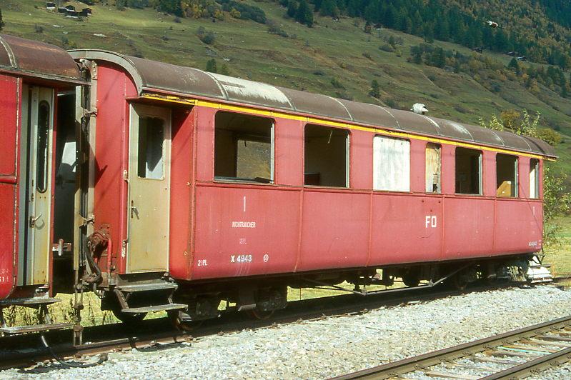 FO - X 4943 am 11.10.1996 in ULRICHEN - ab 1977 MESSWAGEN fr HGe 4/4II - Baujahr 1914 - SIG/SWS/FO - Gewicht 14,60t - LP 13,40m - zulssige Geschwindigkeit km/h 65 - =12.09.1975 - Lebenslauf: Kasten ex BFD AB4 53 - 1925 FO AB4 53 - 1949 neues Untergestell AB4 62 - 1959 A 4062 - 1986 X 4943 - 08/1999 Leihgabe an DFB.
