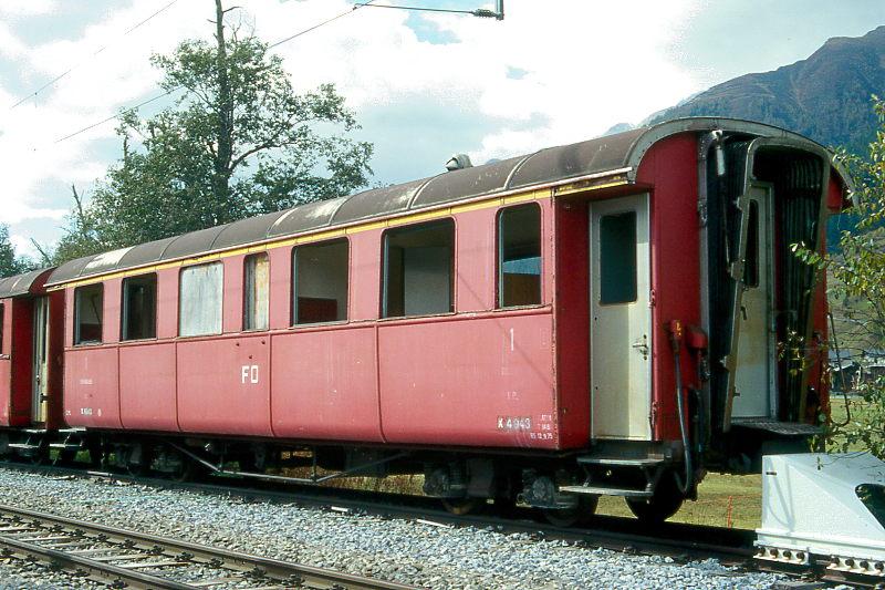 FO - X 4943 am 11.10.1996 in ULRICHEN - ab 1977 MESSWAGEN fr HGe 4/4II - Baujahr 1914 - SIG/SWS/FO - Gewicht 14,60t - LP 13,40m - zulssige Geschwindigkeit km/h 65 - =12.09.1975 - Lebenslauf: Kasten ex BFD AB4 53 - 1925 FO AB4 53 - 1949 neues Untergestell AB4 62 - 1959 A 4062 - 1986 X 4943 - 08/1999 Leihgabe an DFB.
