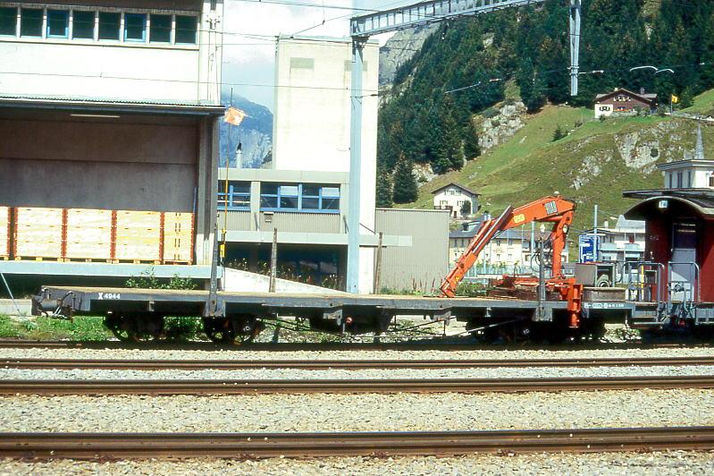 FO - X 4944 am 25.08.1996 in ANDERMATT - KRANWAGEN - Untergestell Baujahr 1914 - SIG/FO - Gewicht 12,00t - Zuladung 8,00t - LP 13,56m - zulssige Geschwindigkeit km/h 55 - 5=02.12.1986 - Lebenslauf: Untergestell ex BFD AB4 53 - 1925 FO AB4 53 - 1942 O 801 - 1959 Rkp 4741 - 1979 Xa 4915 - 02.12.1986 X 4944.
