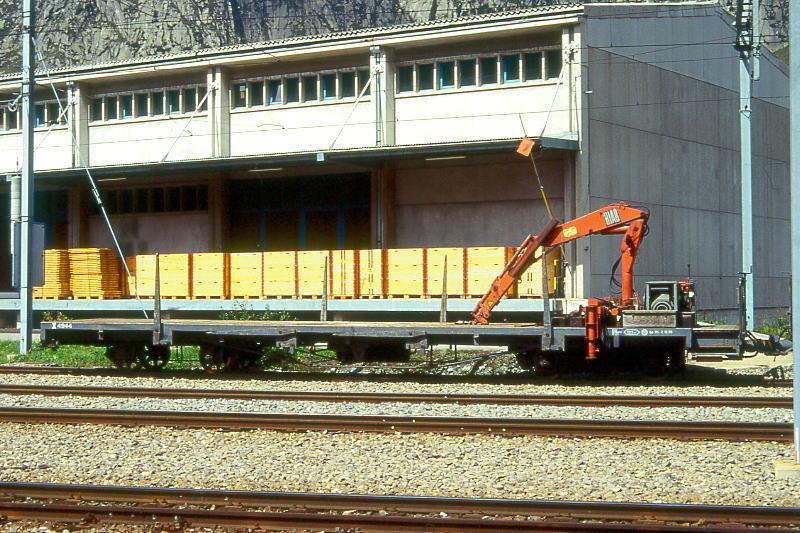 FO - X 4944 am 25.08.1996 in ANDERMATT - KRANWAGEN - Untergestell Baujahr 1914 - SIG/FO - Gewicht 12,00t - Zuladung 8,00t - L�P 13,56m - zul�ssige Geschwindigkeit km/h 55 - �5=02.12.1986 - Lebenslauf: Untergestell ex BFD AB4 53 - 1925 FO AB4 53 - 1942 O 801 - 1959 Rkp 4741 - 1979 Xa 4915 - 02.12.1986 X 4944.
