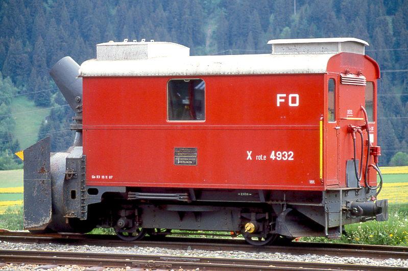 FO - X rot e 4932 am 28.05.1992 in DISENTIS - nicht selbstfahrende elektrische SCHNEESCHLEUDER - Baujahr 1942 - SLM3812/MFO/SIG - Gewicht 16,00t - LP 5,89m - zulssige Geschwindigkeit km/h 45 - 3=10.11.1987 - Hinweis: Schleudermotor 404 KW - Rumbreite 3,45m - 3,60m - Rumhhe 2,93m - Heimatbahnhof Andermatt - Lebenslauf: ex X rot e 1022 - 1959 X rot e 4932 - 2003 MGB.
