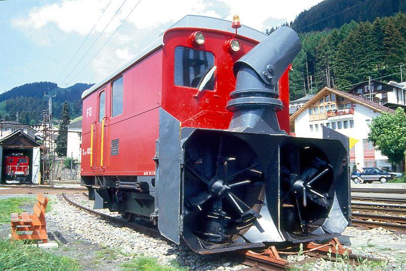 FO - X rot e 4932 am 01.06.1993 in DISENTIS - nicht selbstfahrende elektrische SCHNEESCHLEUDER - Baujahr 1942 - SLM3812/MFO/SIG - Gewicht 16,00t - LP 5,89m - zulssige Geschwindigkeit km/h 45 - 1=19.09.1992 - Hinweis: Schleudermotor 404 KW - Rumbreite 3,45m - 3,60m - Rumhhe 2,93m - Heimatbahnhof Andermatt - Lebenslauf: ex X rot e 1022 - 1959 X rot e 4932 - 2003 MGB.
