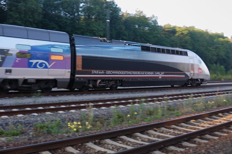 Fokussiert auf ein Wort:  Geschwindigkeitsweltrekord . 574,8 km/h mit diesem und dem nachlaufenden TGV-POS-Triebkopf... auch schwarz-silber steht ihm gut... (Neuoffingen im August 2008).