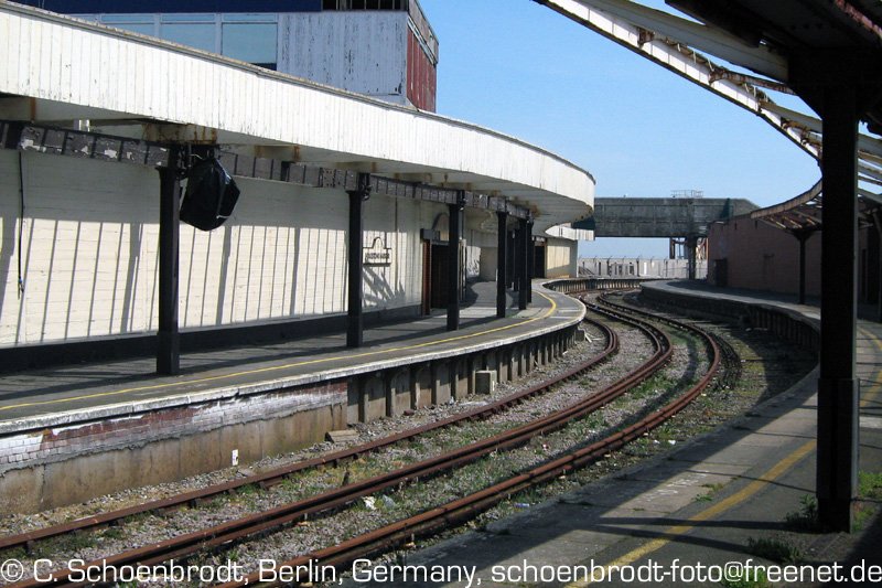 Folkestone Harbour Station, sieht ziemlich runtergekommen aus, seit die Fhrverbindung bere den Canal stillgelegt ist, wird der Bahnhof nur noch von Sonderzgen angefahren.
April 2008
