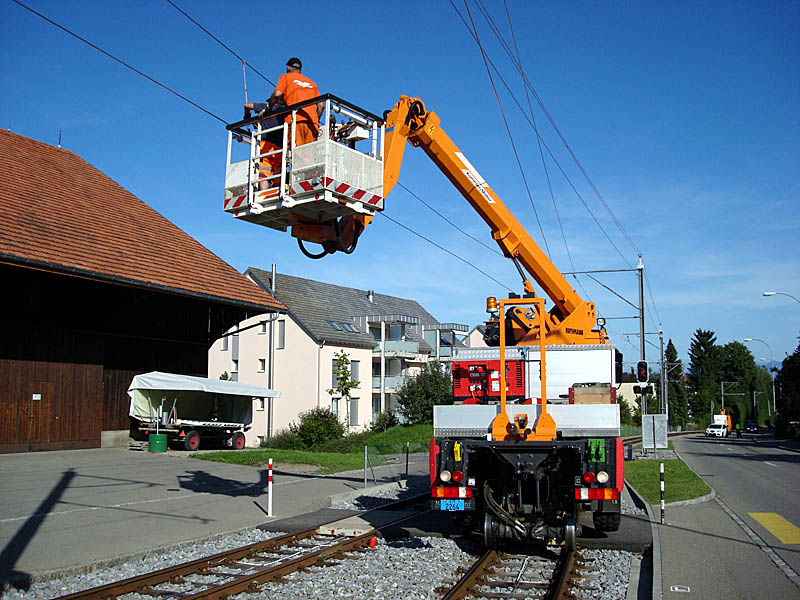 Forchbahn: auch am Sonntag wird gearbeitet, um die Fahrleitung zu erneuern. Glcklicherweise fliesst gerade kein Strom... Bahnhof Hinteregg, 26. Juli 2009, 18:16