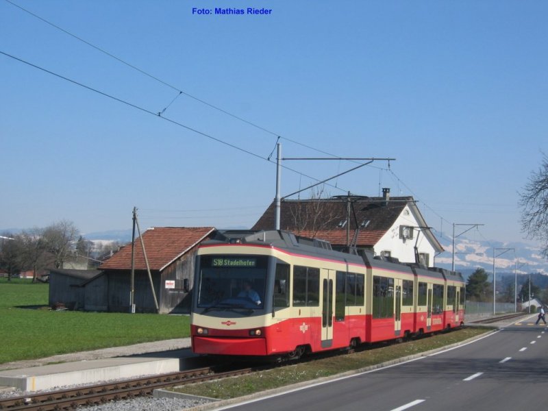 Forchbahn Be 4/6 in der Emmat der 1. Stadtion auf der Forchbahn mit  Halt auf Verlangen  am 26. Mrz 07