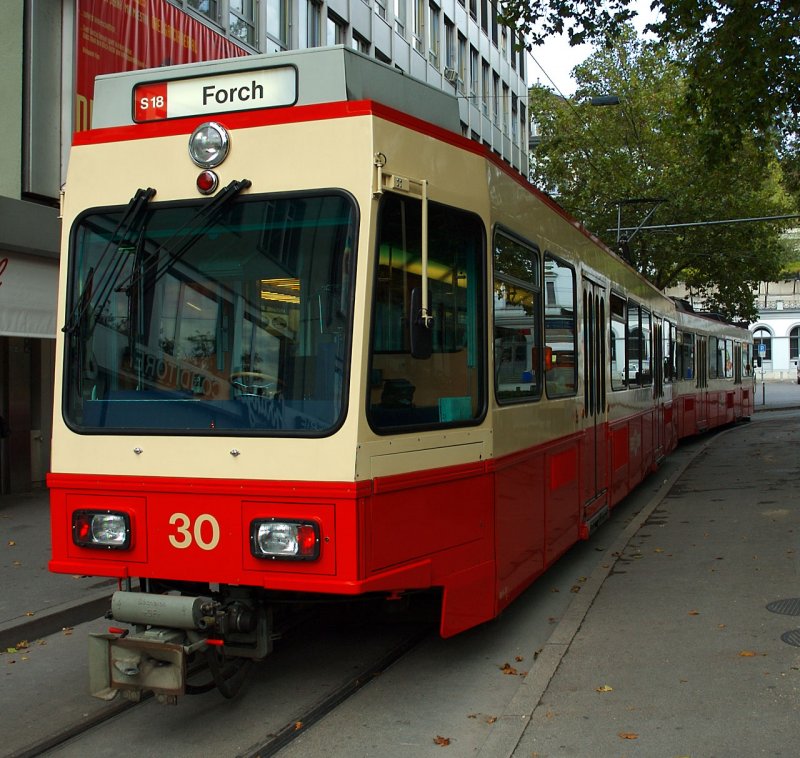 Forchbahn Zug Be 8/8 30 Typ 2000 im Bahnhof Stadelhofen