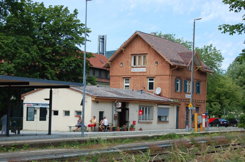 Formschn und mit einem gut besetzten Bahnhofsrestaurant zeigt sich am 14. Juni der Bahnhof Oberlenningen.