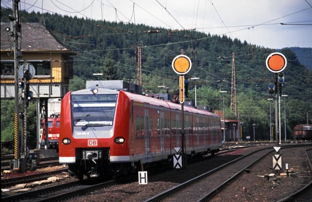 Formsignale gibt es heute in Finnentrop nicht mehr, der Triebwagen f�hrt immer noch st�ndlich in Richtung Siegen.