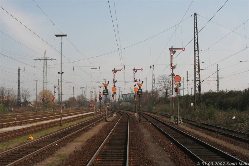 Formsignale in Oberhausen-West. Aufnahme aus dem durchgefahrenen Revier-Sprinter der HEG. 31.03.2007