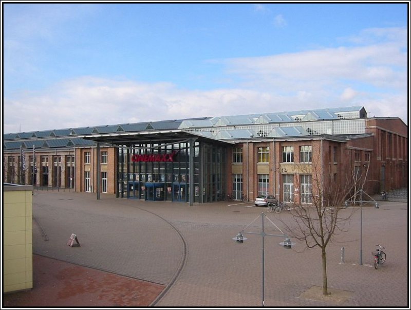 Fortsetzung der Historie der Gttinger Lokhalle: Auf diesem Bild vom 07.03.2003 sieht man die lngst fertig renovierte Lokhalle. Neben den Kino-Teil fungiert sie heute fr Veranstaltungen aller Art wie z.B. Konzerte, und es wurde auch schon mal  Wetten Dass  aus der Halle gesendet. Zum Otto-Hahn-Zentrum gehrt auch ein Medien-Haus, die Volkshochschule und ein IC-Hotel, die sich in neuen Gebuden rings um das historische Gebude gruppieren. 