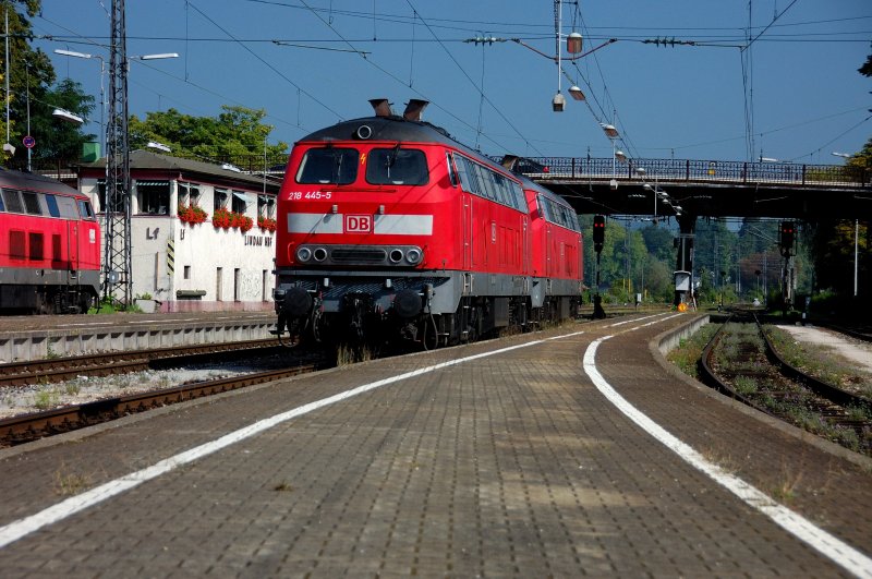 Fotogen hergerichtet: 218 445-5 mit Schwester stellen sich den Bahnbilder-Fotografen des Lindau-Treffens. (30.08.2008)