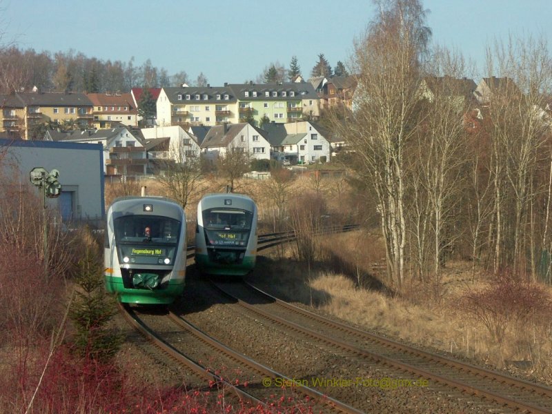 Fotografenglck am 06.02.2009 in Hof-Moschendorf, dort wo bis in die 80er Jahre eine PNV-Haltestelle war. Zwei Desiros der VGB treffen sich. Ein Foto vorher ist noch der Gruss des linken TfzF an den Kollegen erkennbar....

Links und rechts des Motivs sind grosse Fabriken, Moschendorf ist ein eigener Stadtteil. PNV findet hier aber nur per Bus statt. Frher war der Streckenteil Hof - Oberkotzau eine eigene Tabelle im Kursbuch! Was hat da nicht alles gehalten....

Bin gespannt ob und wann jemand mal die geniale neue Idee hat, die modernen spurtstarken Fahrzeugem hier wieder (bedarfsweise) halten zu lassen? Der eingeweihte erkennt heute noch Reste des rechten Aussenbahnsteigs, der linke ist unter dem Parkplatz der Fabrik...