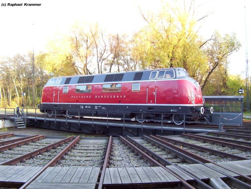 Fotografenglck: Die V200 018 (DB 220 018-6) des DTM Berlin mute am 12.11.08 wegen Filmaufnahmen im Lokschuppen auf einer der beiden Drehscheiben Platz nehmen und lie sich so in der warmen Abendsonne ablichten.