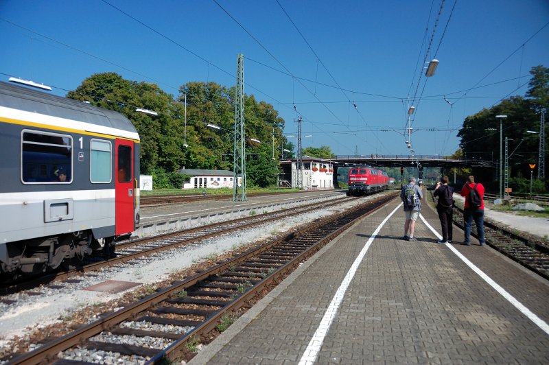 Fotografenschule: Herbert Graf scheint jede Menge Tipps fr den Fotografen- Nachwuchs  zu haben. Wissbegierig wird umgesetzt... (Lindau, 30.08.08).
