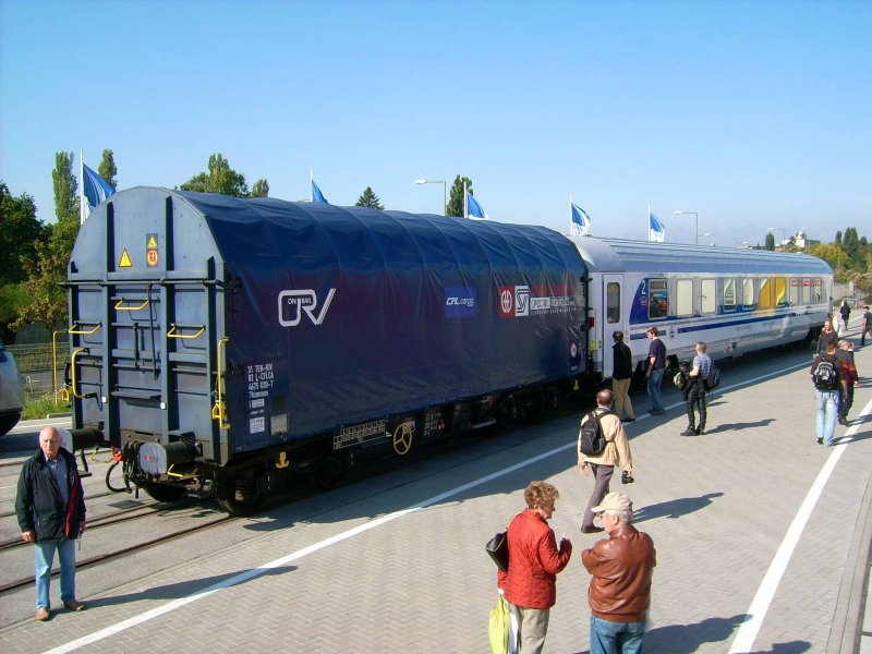Fotografiert auf der Innotrans am 28.09.08: Vorn ein neuer Schiebeplanenwagen der ONrail und dahinter ein moderner Reisezugwagen der kroatischen Staatsbahn.