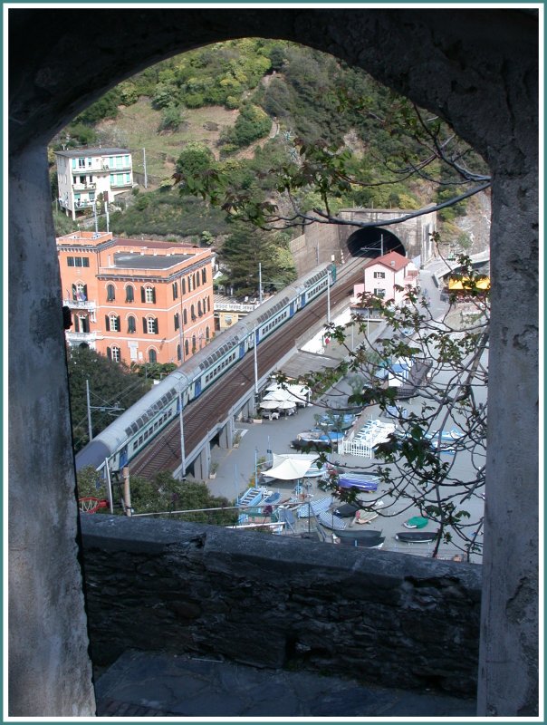 Fotografiert durch das Eingangstor zum Friedhof von Monterosso, ein DS Regio nach La Spezia. (27.04.2007)