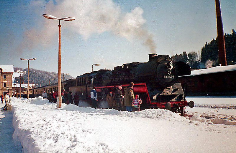 Fotoscan: 58 3047 mit einem Sonderzug in Klingenthal, Februar 1996. (In meiner Sammlung gefunden, aber nicht selber fotografiert.)