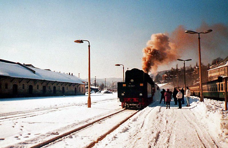 Fotoscan: 58 3047 mit einem Sonderzug in Klingenthal. Rechts wartet eine RB mit 204 auf Ausfahrt. Februar 1996. (In meiner Sammlung gefunden, aber nicht selber fotografiert.)