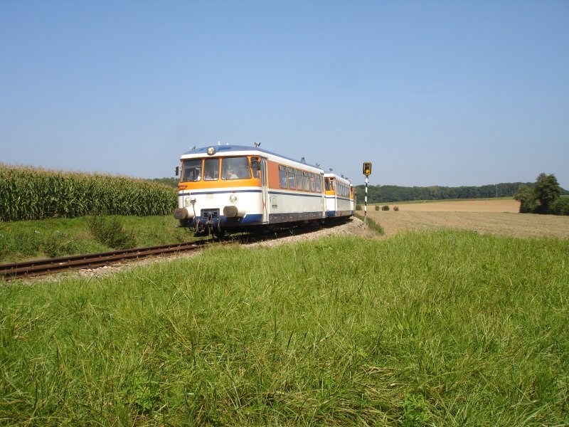 Fotostelle zwischen Obergimpern und Siegelsbach. VT9, dahinter VT27 und VS142 passiern auf ihrer Fahrt Richtung Obergimpern das Bahnübergangüberwachungssignal.
