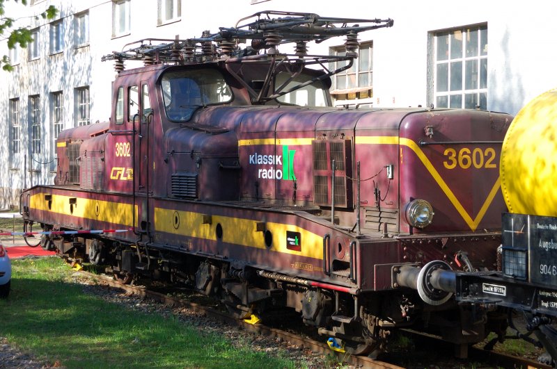 Fototechnisch ein wenig ungnstig aufgestellt, begrte Luxemburgs Botschafterlok, das sogenannte  groherzogliche Krokodil  CFL 3602, die Gste aus nah und fern zum Familienfest mit Motto Italien am 27.04.2008 im Augsburger Bahnpark.