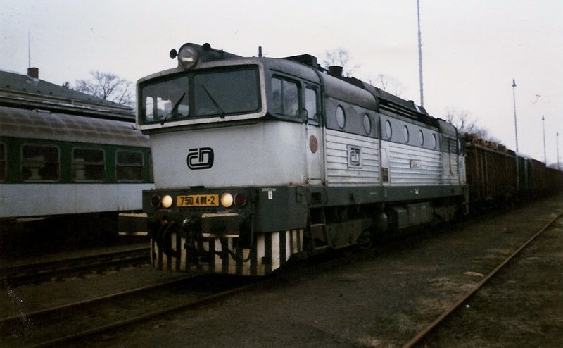 Fototouren fhrten mich auch nach Tschechien.Im kleinen Bahnhof Hradek nad Nisou (Strecke Zittau-Liberec) traf ich im Januar 1999 die tschechische  Brillenschlange  750 401.