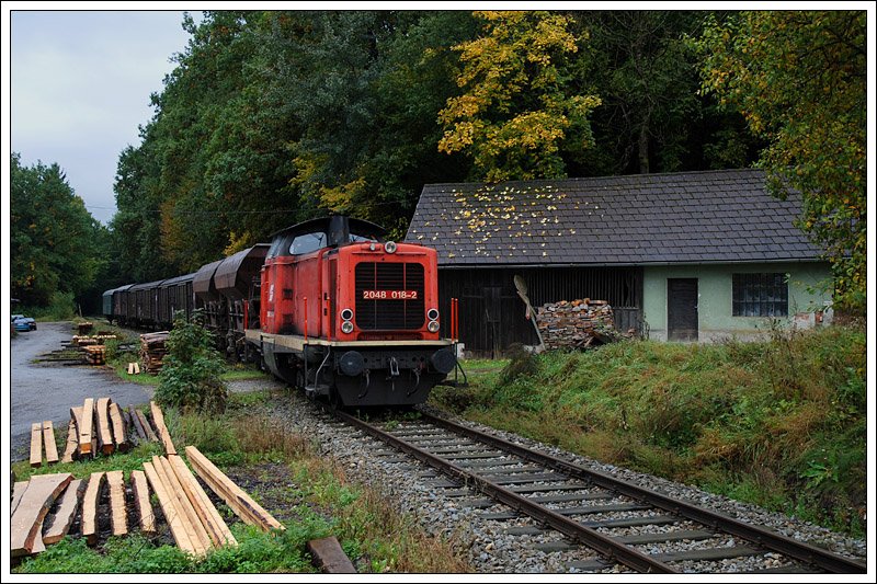 Fotozug mit 2048 018 der SLB auf der GEG Strecke zwischen Timelkam und Ampflwang am 4.10.2008 beim Sgewerk kurz nach Timelkam aufgenommen.
